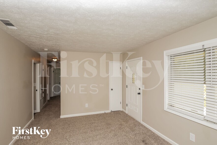 Building Photo - 2422 Chestnut Log Ln