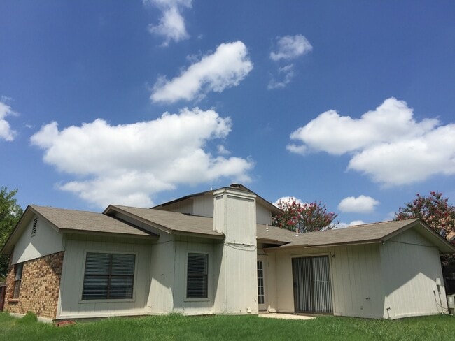 Building Photo - NICE 3 BEDROOM LOCATED ON A LARGE CORNER LOT*COUNTRY KITCHEN WITH ISLAND*LARGE MASTER BR DOWN W/ ...