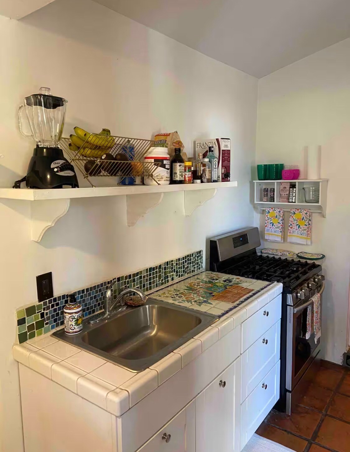 kitchen - 2484 Lillie Ave