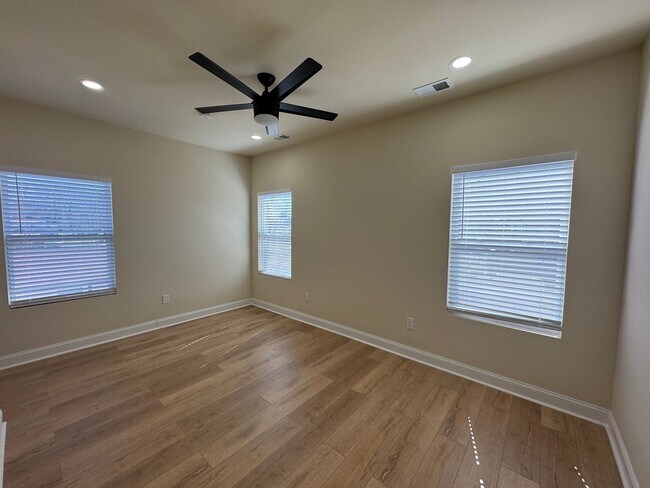 Building Photo - New 3 bed, 3.5 bath home across the Street from Meharry.  Modern upgraded kitchen and bathrooms. ...