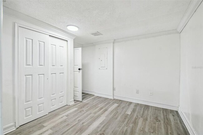 Building Photo - 1833 Knollwood Dr