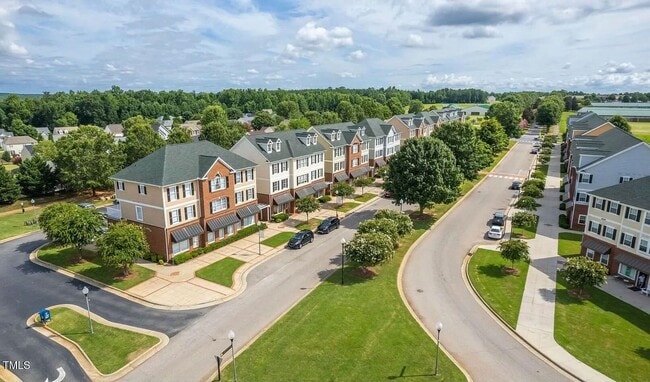 Building Photo - Sought After Riverwood Townhome!