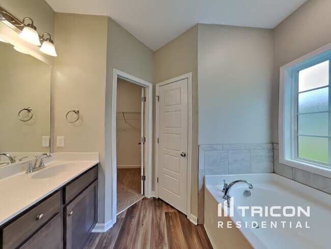 Building Photo - 829 Ellyson Dr