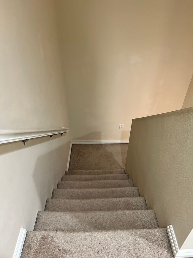 Building Photo - Spacious Townhome, Close to Fort Riley!