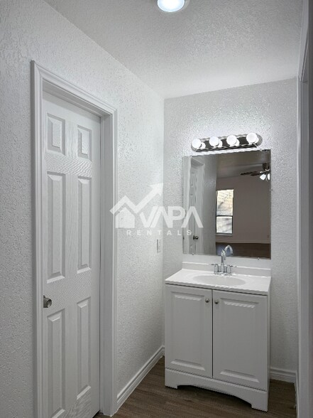 Building Photo - 6111 Feather Crest Ln