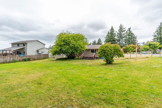 Building Photo - Spacious 4 Bed 2 Bath Home