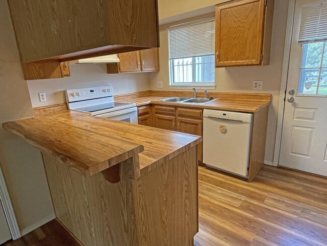 Building Photo - 3426 Queen Anne Way