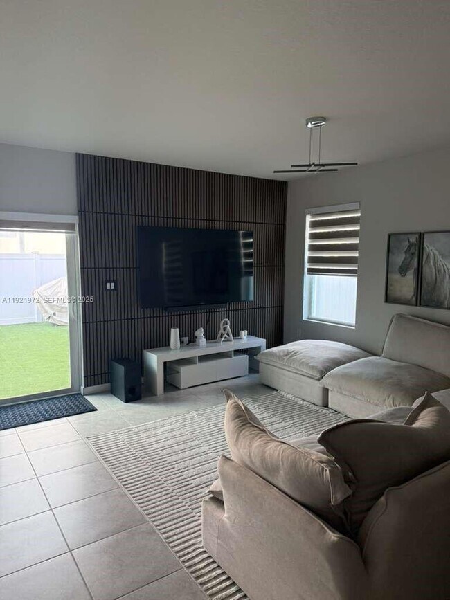 Building Photo - 1020 NW 5th Terrace