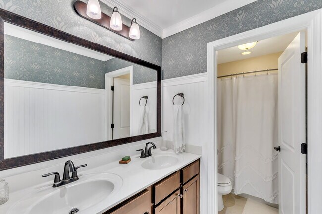 Building Photo - Gigantic Gorgeous Home in Pooler!