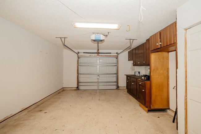 Building Photo - Charming 3-Bedroom Home with Hardwood Floors in Shadowmoss