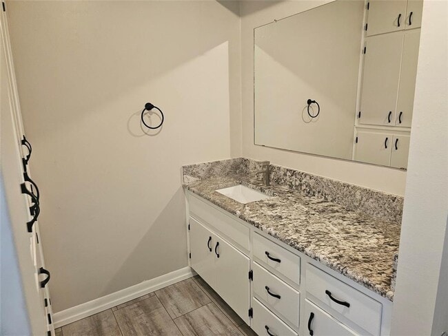 Building Photo - 503 W 12th St