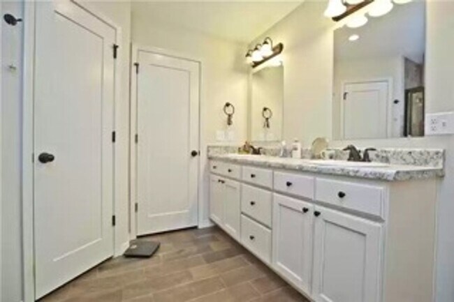 Building Photo - Beautiful 3 Bedroom / 2 Bathroom Home - ASK ABOUT OUR CASHLESS SECURITY DEPOSIT OPTION