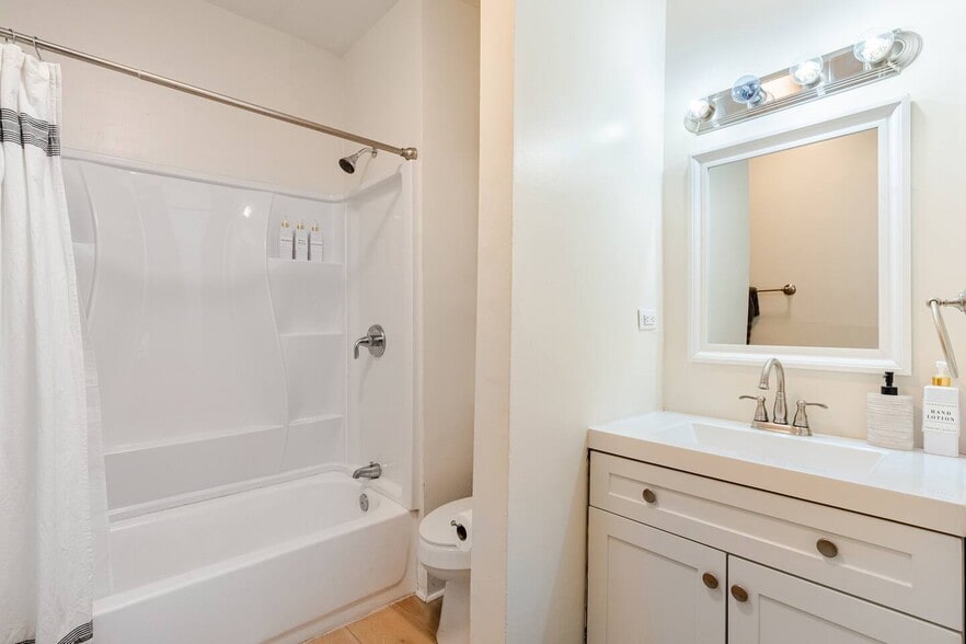 Building Photo - 3718 Live Oak St