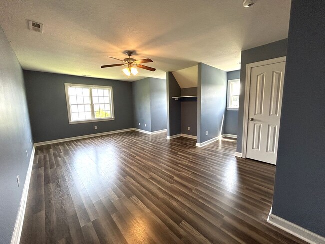 Building Photo - Welcome to River Hills!