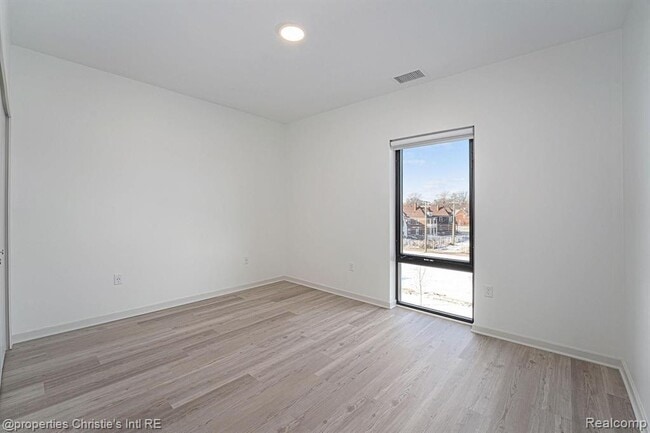 Building Photo - 7410 Kercheval Ave