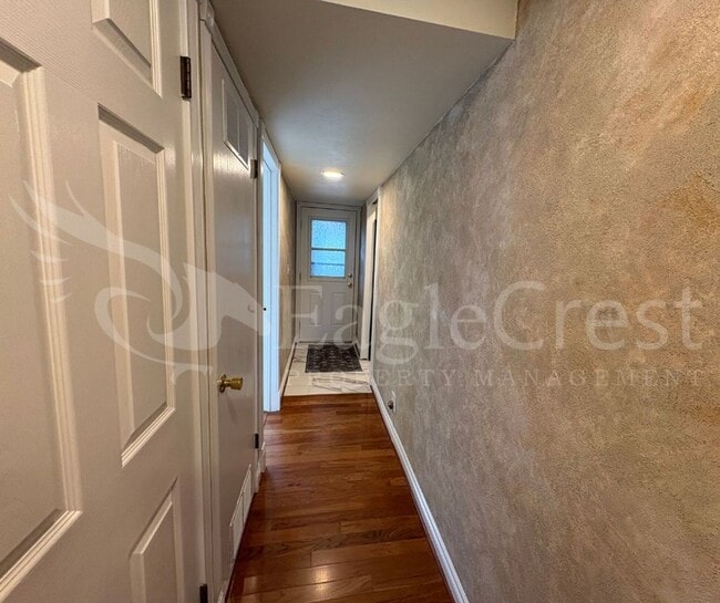 Building Photo - Three Bedroom Townhome Near Country Club G...