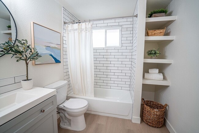 Building Photo - Charming Fully Remodeled 2 Bedroom, 1 Bath Duplex