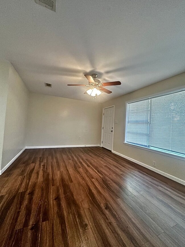 Building Photo - Cozy Charming Country Home