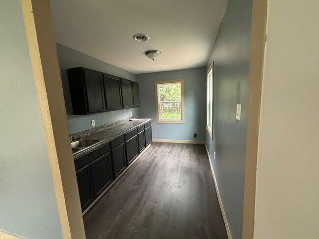 Building Photo - 3 bed 1 bath!