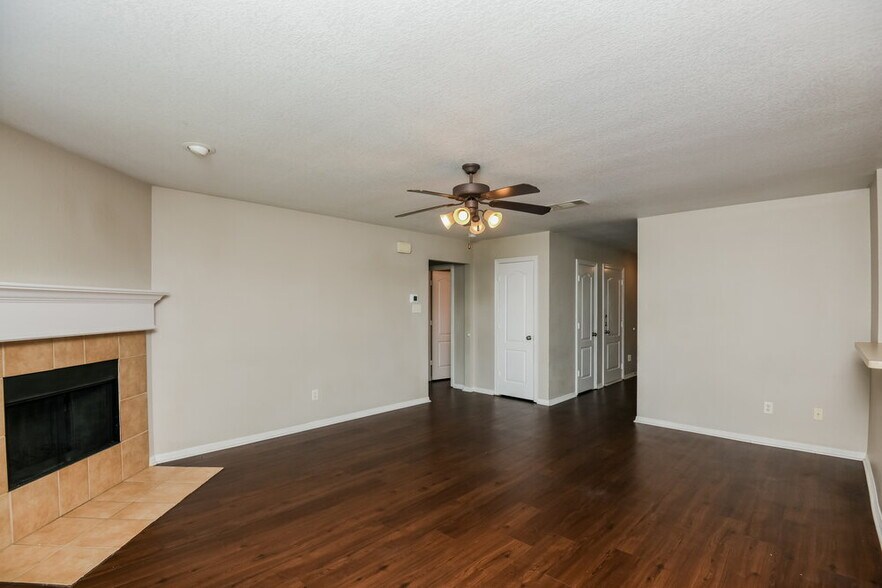 Building Photo - 425 NE Murphy Rd