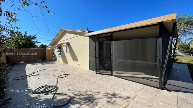 Building Photo - 621 NW 38th Pl