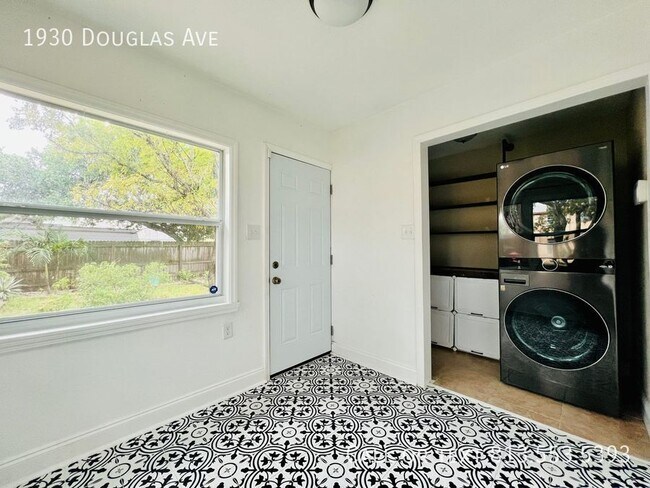 Building Photo - 1930 Douglas Ave