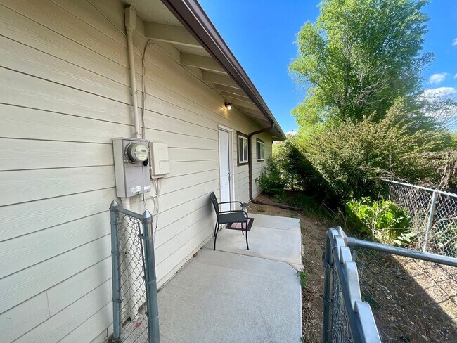 Building Photo - Expansive 5-bedroom, 2.5-bath home with incredible mountain views!