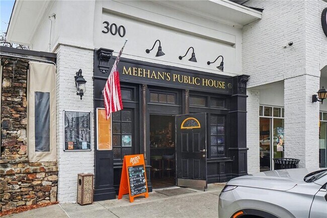 Building Photo - 3813 Paces Ferry W