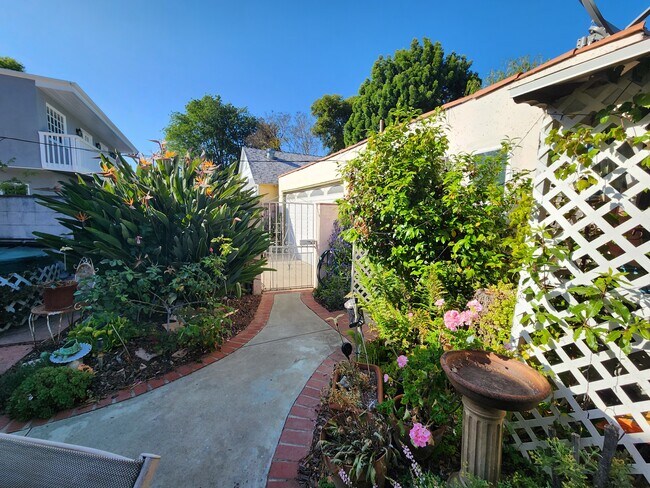 Building Photo - 3700 Vantage Ave