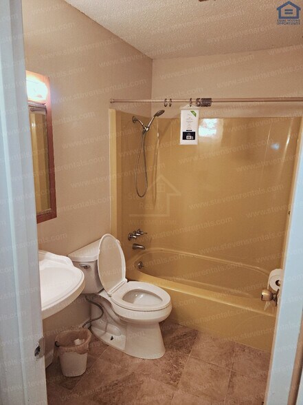 Building Photo - 163 Lakeshire Dr