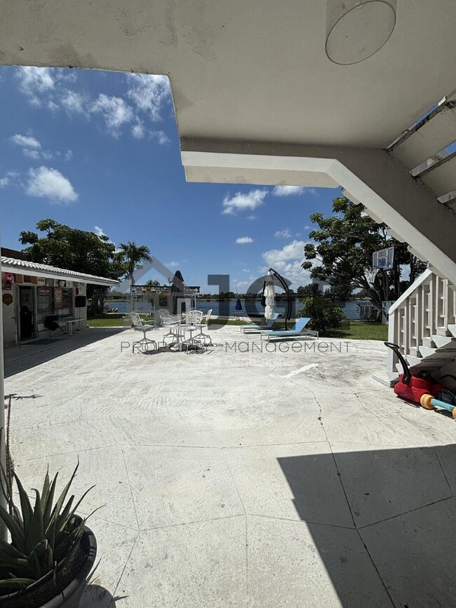 Building Photo - 1040 Crystal Lake Dr