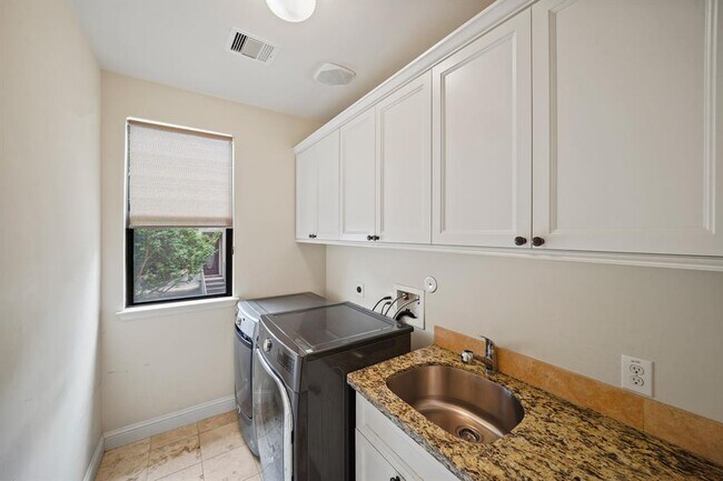 Building Photo - 124 Detering St