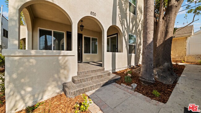 Building Photo - 850 Serrano Pl