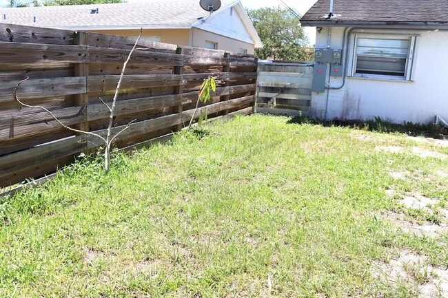 Building Photo - 231 Hibiscus St
