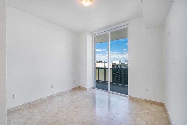 Building Photo - 16001 Collins Ave