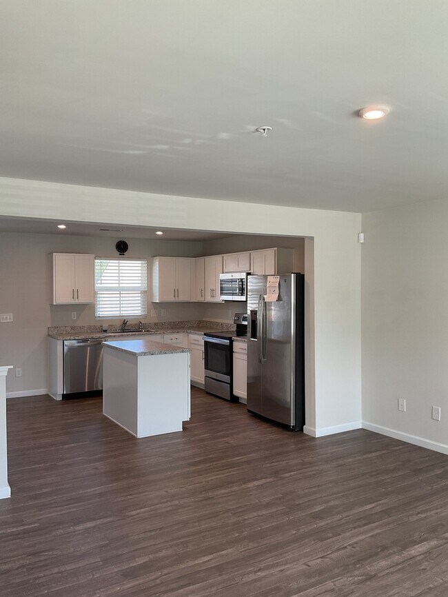 Building Photo - 3 bed, 2.5 bath end unit townhome!