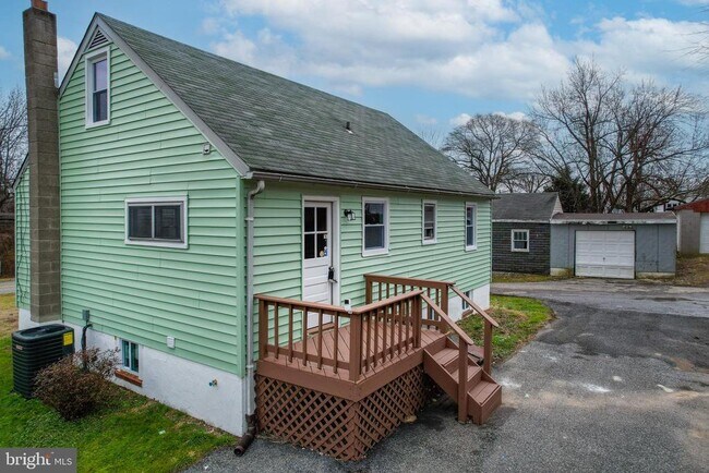 Building Photo - 821 Chesaco Ave