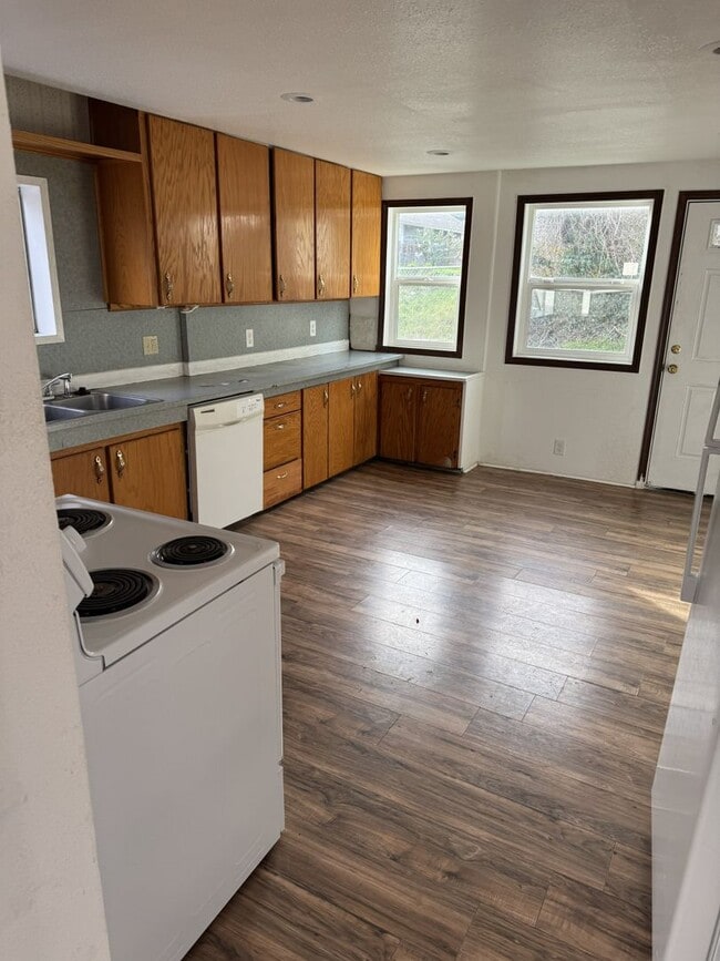 Building Photo - 5BD/2BA House in Coos Bay!