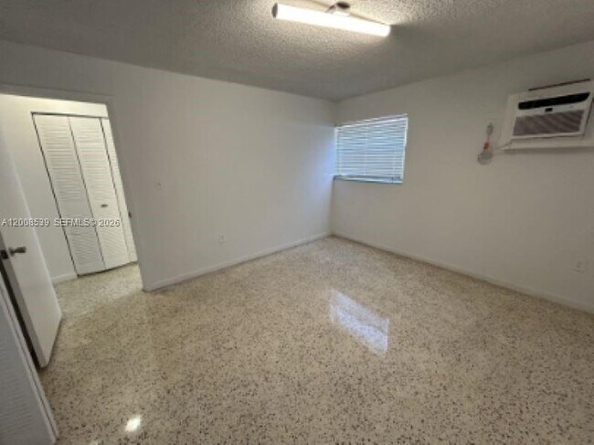 Building Photo - 142 SW 18th Ave