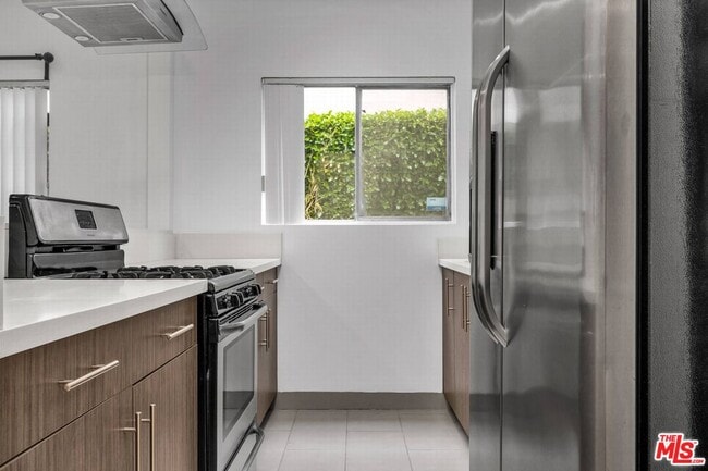 Building Photo - 149 S Hayworth Ave