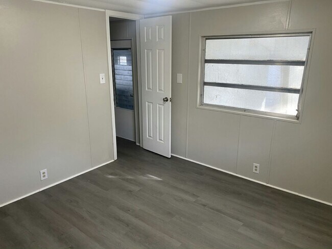 Building Photo - 5 Crest Ave