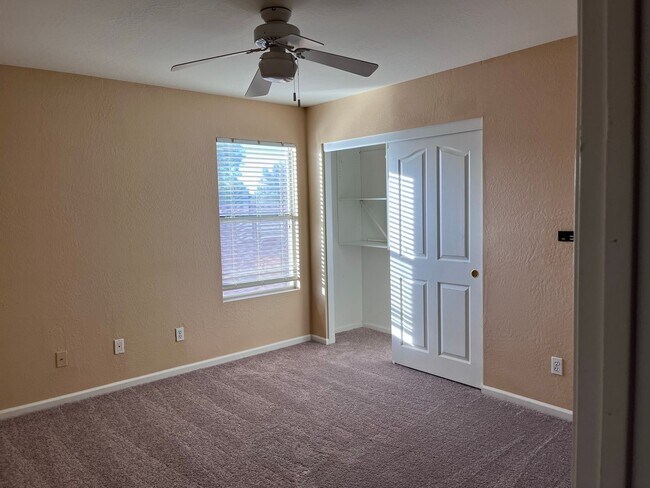 Building Photo - 4746 W Carla Vista Dr
