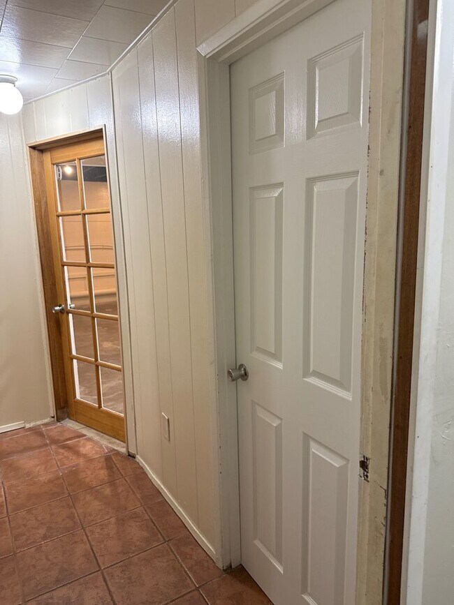 Building Photo - 902 S 29th Ave