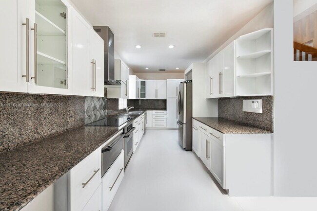 Building Photo - 2000 S Bayshore Dr