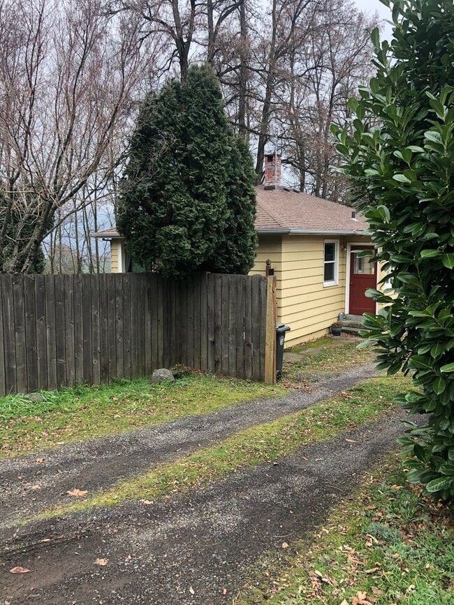 Building Photo - Application Pending - 2 Bedroom, 1 Level Home for Rent in White Salmon