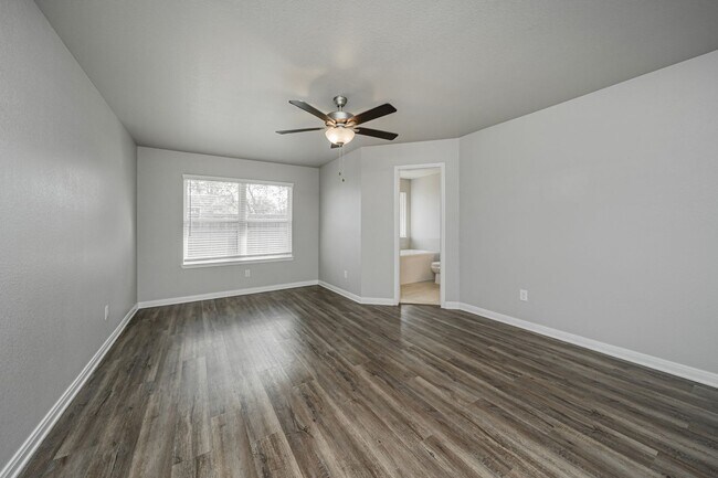 Building Photo - Your perfect escape from the hustle and bustle!