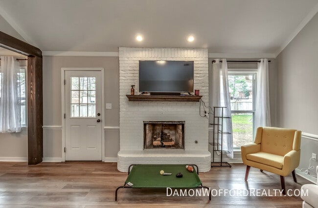 Building Photo - 103 Live Oak Ln