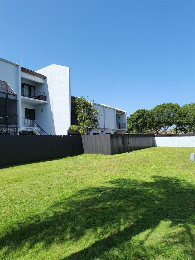 Building Photo - 6518 Kendale Lakes Dr
