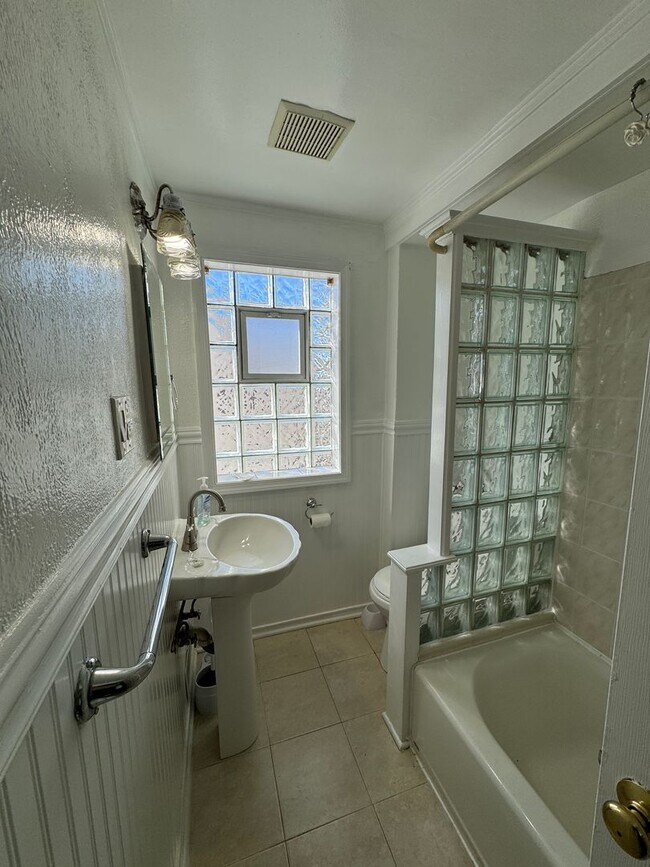 Building Photo - Welcome to 161 Riverview!