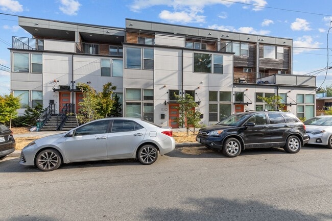 Building Photo - Stylish 3 BR/ 2/5 BA townhouse in Seattle